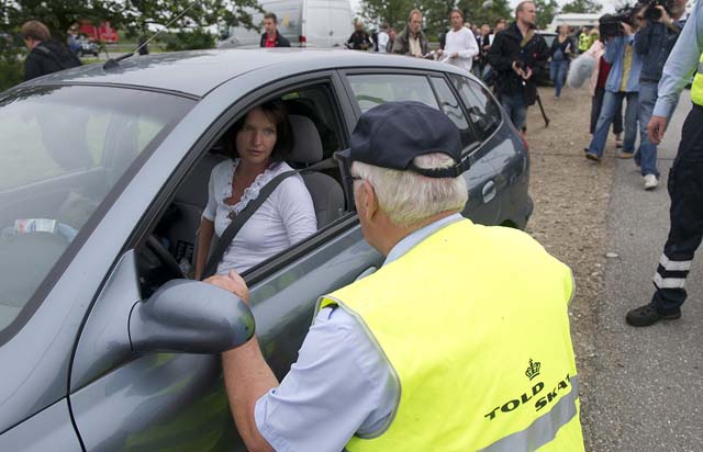 En Dinamarca, está prohibido poner en marcha el carro si hay alguien debajo de él.