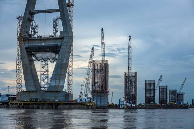 La construcción del Puente Mercosur, de unos 11 kilómetros de largo sobre el río Orinoco (aquí en una foto de julio de 2015), está paralizada. PHOTO: MERIDITH KOHUT//BLOOMBERG NEWS