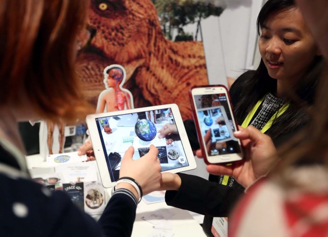 MAN34. Las Vegas (United States), 06/01/2017.- An exhibitor demonstrates the Irish company Octagon augmented reality educational cards that are scanned by tablets or smart phones and then rendered in three dimensions at the 2017 International Consumer Electronics Show in Las Vegas, Nevada, USA, 06 January 2017.The annual CES which takes place from 5-8 January is a place where industry manufacturers, advertisers and tech-minded consumers converge to get a taste of new gadgets and innovations coming to the market each year. (Estados Unidos) EFE/EPA/MIKE NELSON