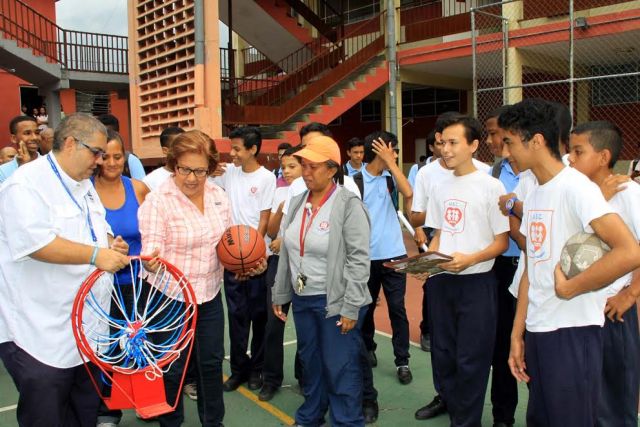 Donación material deportivo