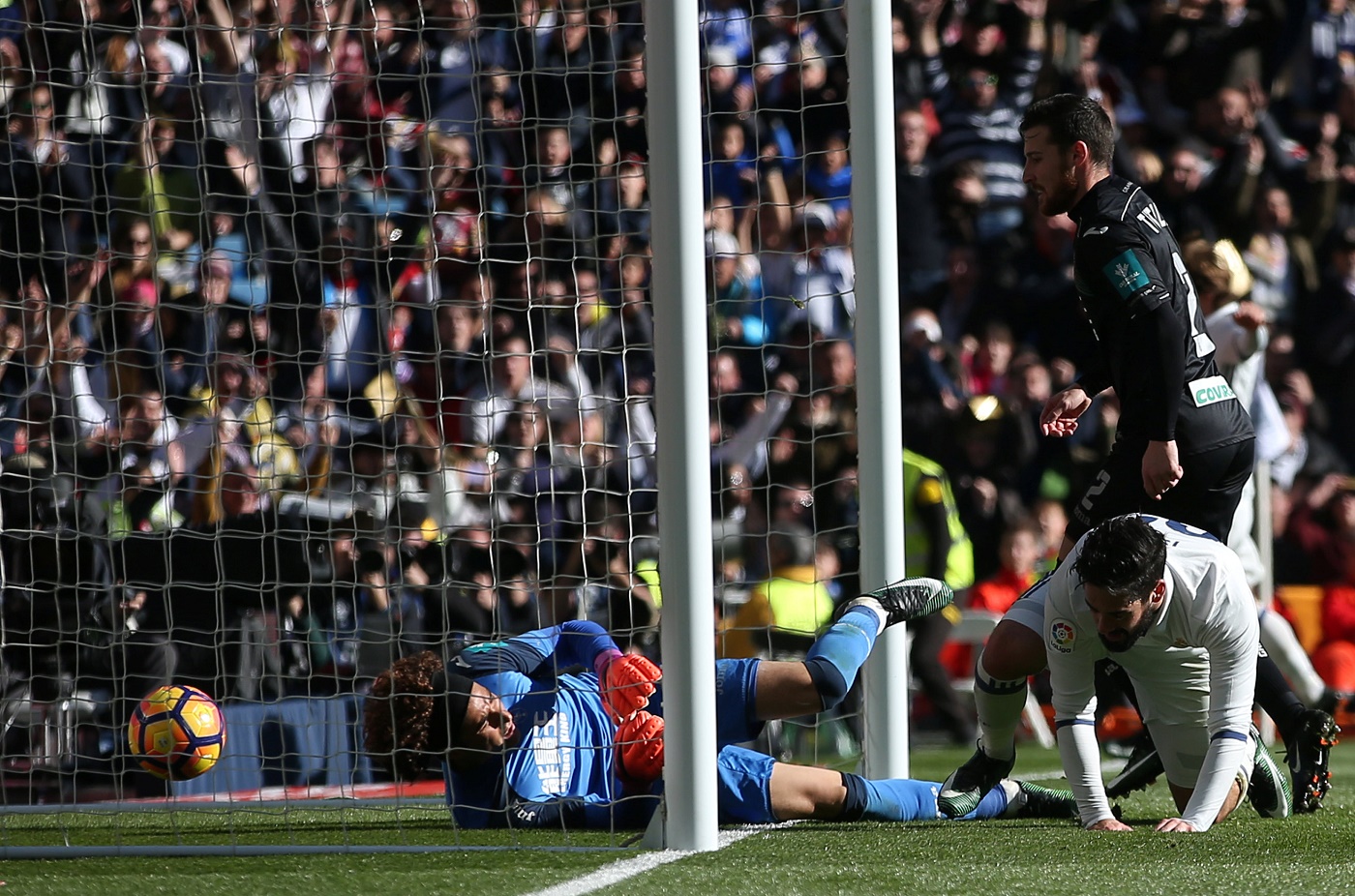 Un cómodo Real Madrid goleó a un infartado Granada por 5-0