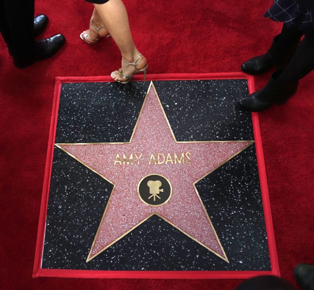 La actriz estadounidense Amy Adams recibe estrella en el Paseo de la Fama de Hollywood