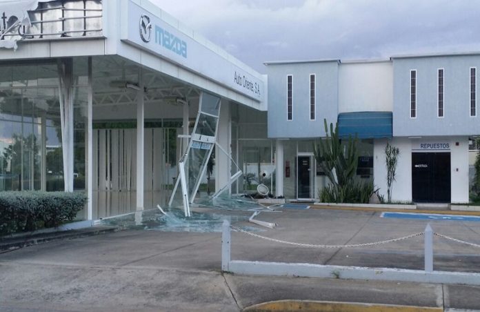 Roban carros de exhibición en concesionario de ciudad Bolívar