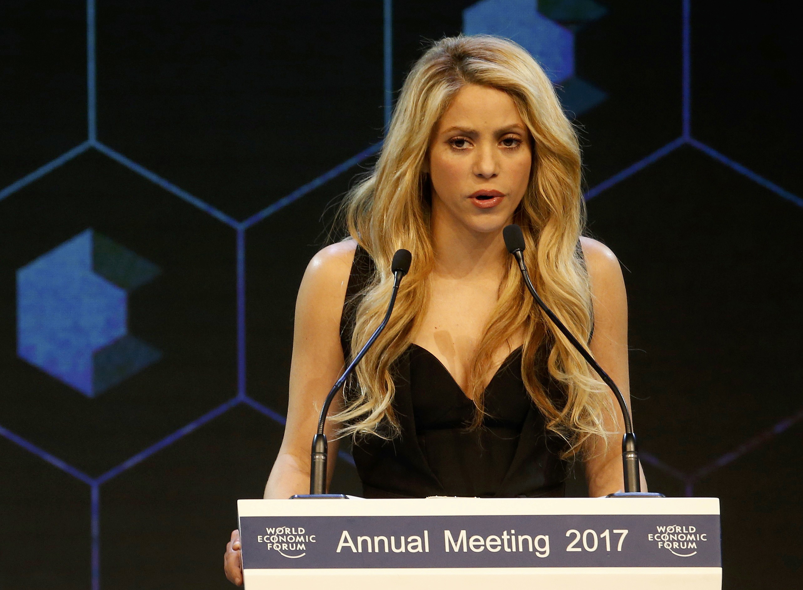 Shakira suspende conciertos de su gira El Dorado hasta junio