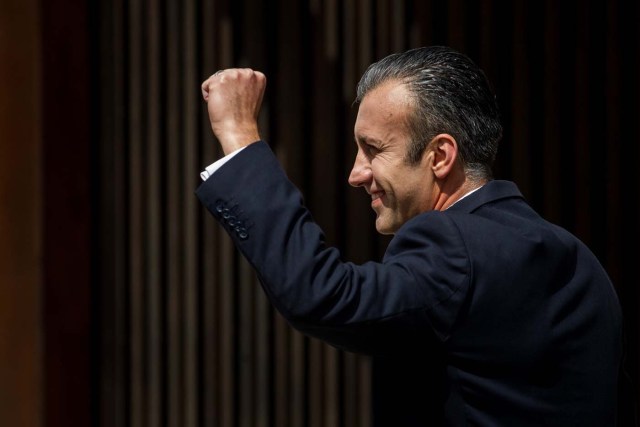 CAR20. CARACAS (VENEZUELA), 15/01/2017.- El vicepresidente venezolano, Tareck El Aissami, acompaña al presidente Nicolás Maduro a presentar su informe de gestión ante el Tribunal Supremo de Justicia hoy, domingo 15 de enero de 2017, en Caracas (Venezuela). El presidente de Venezuela, Nicolás Maduro, dijo hoy lamentar no poder presentar el informe anual de su gestión ante la Asamblea Nacional de mayoría opositora por supuestamente mantenerse en situación de desacato, pese a los "esfuerzos por el diálogo", lo que lo obligó a llevarlo ante el Supremo. EFE/Miguel Gutiérrez