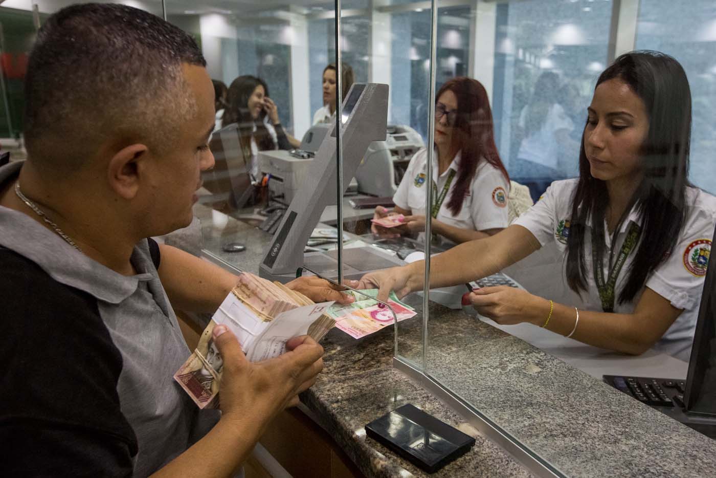 Unos cuantos billetes en la calle calman la ansiedad de los venezolanos