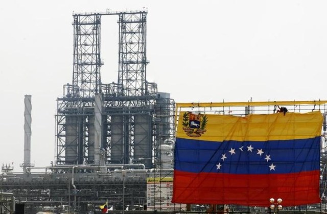 Imagen de archivo del terminal de Jose en Barcelona, Venezuela, mayo 1, 2007. Los despachos desde uno de los tres muelles del terminal de Jose, el principal puerto exportador de petróleo de Venezuela, fueron detenidos por un derrame de crudo ocurrido mientras era cargado un tanquero que iba a India, informaron el martes a Reuters fuentes sindicales y agentes navieros. REUTERS/Jorge Silva (VENEZUELA)