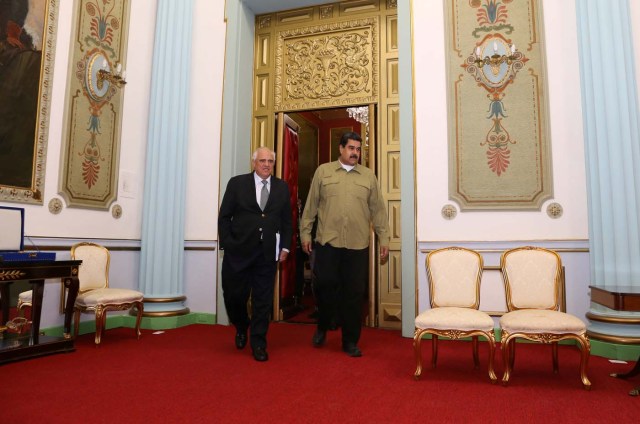 Venezuela's President Nicolas Maduro (R) walks next to UNASUR Secretary General Ernesto Samper during their meeting in Caracas, Venezuela January 19, 2017. Miraflores Palace/Handout via REUTERS ATTENTION EDITORS - THIS PICTURE WAS PROVIDED BY A THIRD PARTY. EDITORIAL USE ONLY.