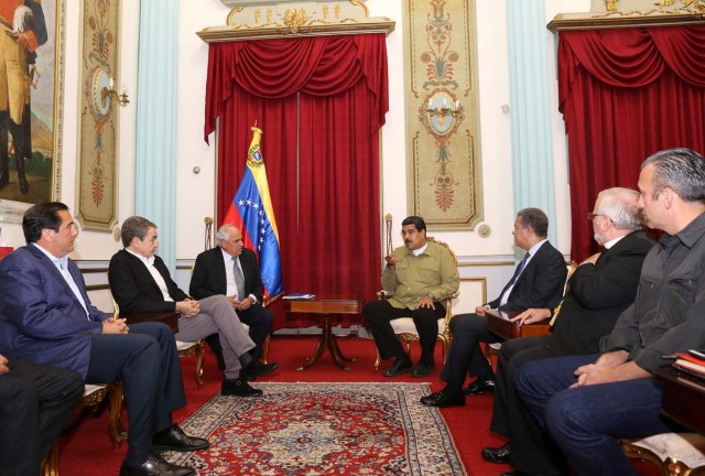 (L-R) Panama's former President Martin Torrijos, former Spanish Prime Minister Jose Luis Rodriguez Zapatero, UNASUR Secretary General Ernesto Samper, Venezuela's President Nicolas Maduro and former President of Dominican Republic Leonel Fernandez, attend a meeting in Caracas, Venezuela January 19, 2017. Miraflores Palace/Handout via REUTERS ATTENTION EDITORS - THIS PICTURE WAS PROVIDED BY A THIRD PARTY. EDITORIAL USE ONLY.