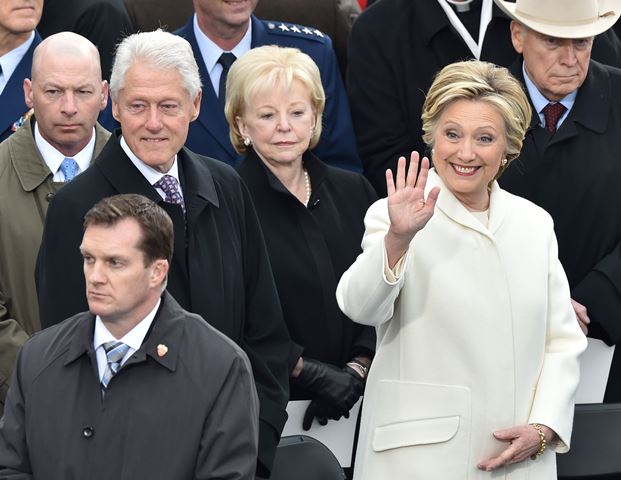 TOPSHOT - Former Us President Bill Clinton(L) and his wife Hillary Clinton(R) arrive on the platform of the US Capitol in Washington, DC, on January 20, 2017, before the swearing-in ceremony of US President-elect Donald Trump. / AFP PHOTO / Paul J. Richards