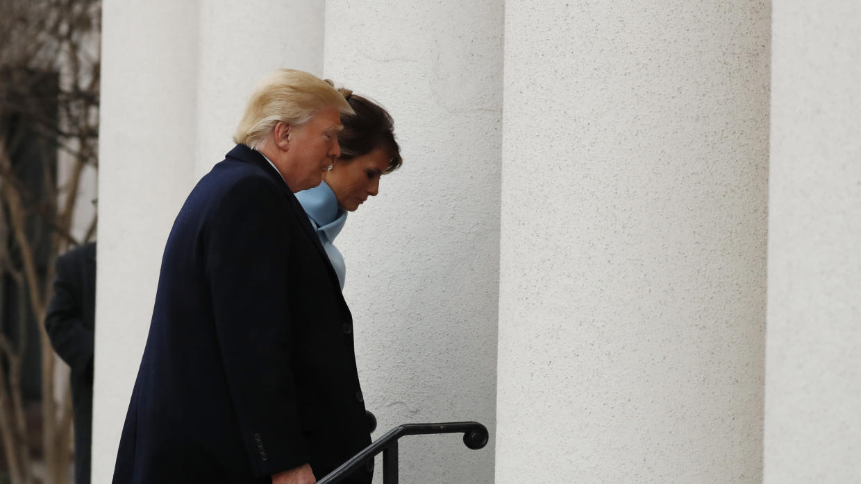 Trump asiste a oficio religioso antes de la toma de posesión