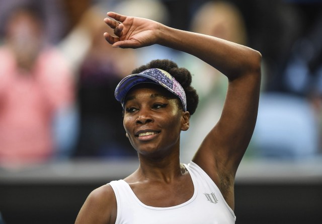 MEL104 MELBOURNE (AUSTRALIA) 20/01/2017.- La tenista estadounidense Venus Williams celebra su victoria ante la china DYing-Ying Duan tras el partido que enfrentó a ambas en la tercera ronda del Abierto de Australia celebrado en Melbourne (Australia) hoy, 20 de enero de 2017. EFE/Filip Singer