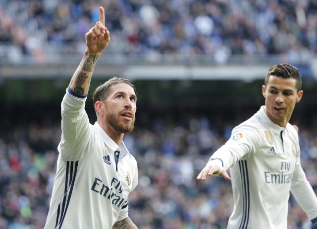 GRA243. Madrid (Spain), 21/01/2017.- Real Madrid's defender Sergio Ramos (L) celebrates with his teammate Cristiano Ronaldo (R) after scoring a goal against Malaga during their Spanish Primera Division league match at Santiago Bernabeu stadium, in Madrid, Spain, 21 January 2017. (España) EFE/EPA/ANGEL DIAZ