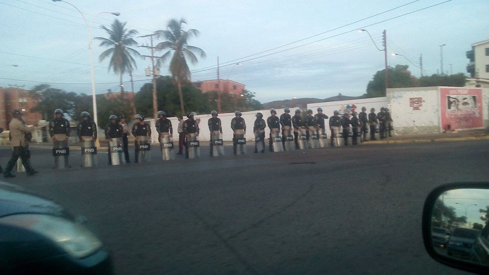 Piquetes de la PNB custodian alrededores del CNE Anzoátegui (Fotos)