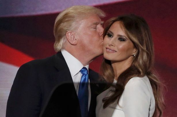 Melania hace gesto a espaldas de Donald Trump y se vuelve viral (Video)