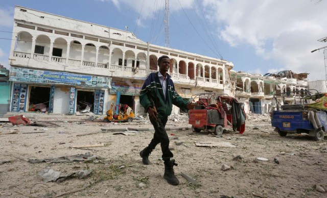 A Somali government soldier walks near the scene of an explosion in front of Dayah hotel in Somalia's capital Mogadishu, January 25, 2017. REUTERS/Feisal Omar