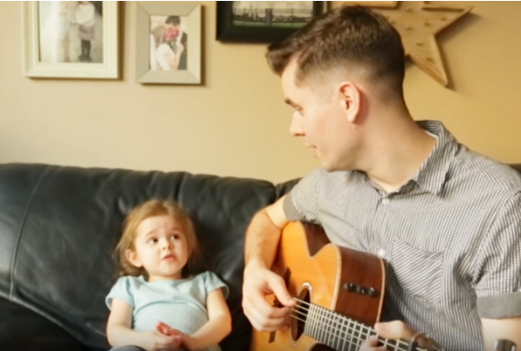 ¡Es una versión adorable! Padre e hija cantan “You’ve Got A Friend In Me”