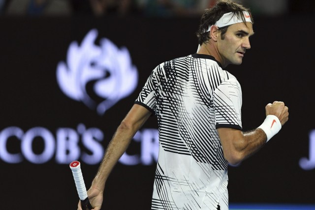 MLB063 MELBOURNE (AUSTRALIA) 26/01/2017.- El tenista suizo Roger Federer celebra un punto durante la semifinal del Abierto de Australia disputada contra Stan Wawrinkar, en Melbourne (Australia), hoy, 26 de enero de 2017. EFE/Lukas Coch PROHIBIDO SU USO EN AUSTRALIA Y NUEVA ZELANDA