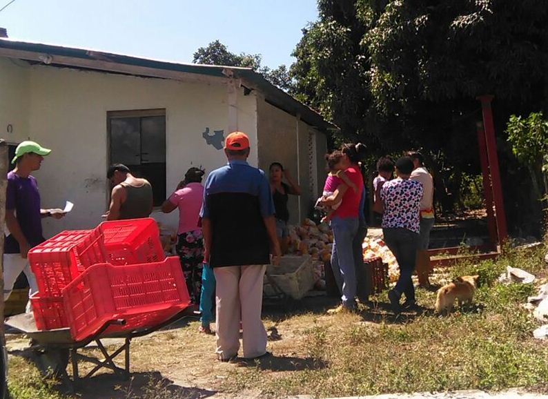 Denuncian que pollos distribuidos en Guayurebo fueron dejados en el patio de una vivienda