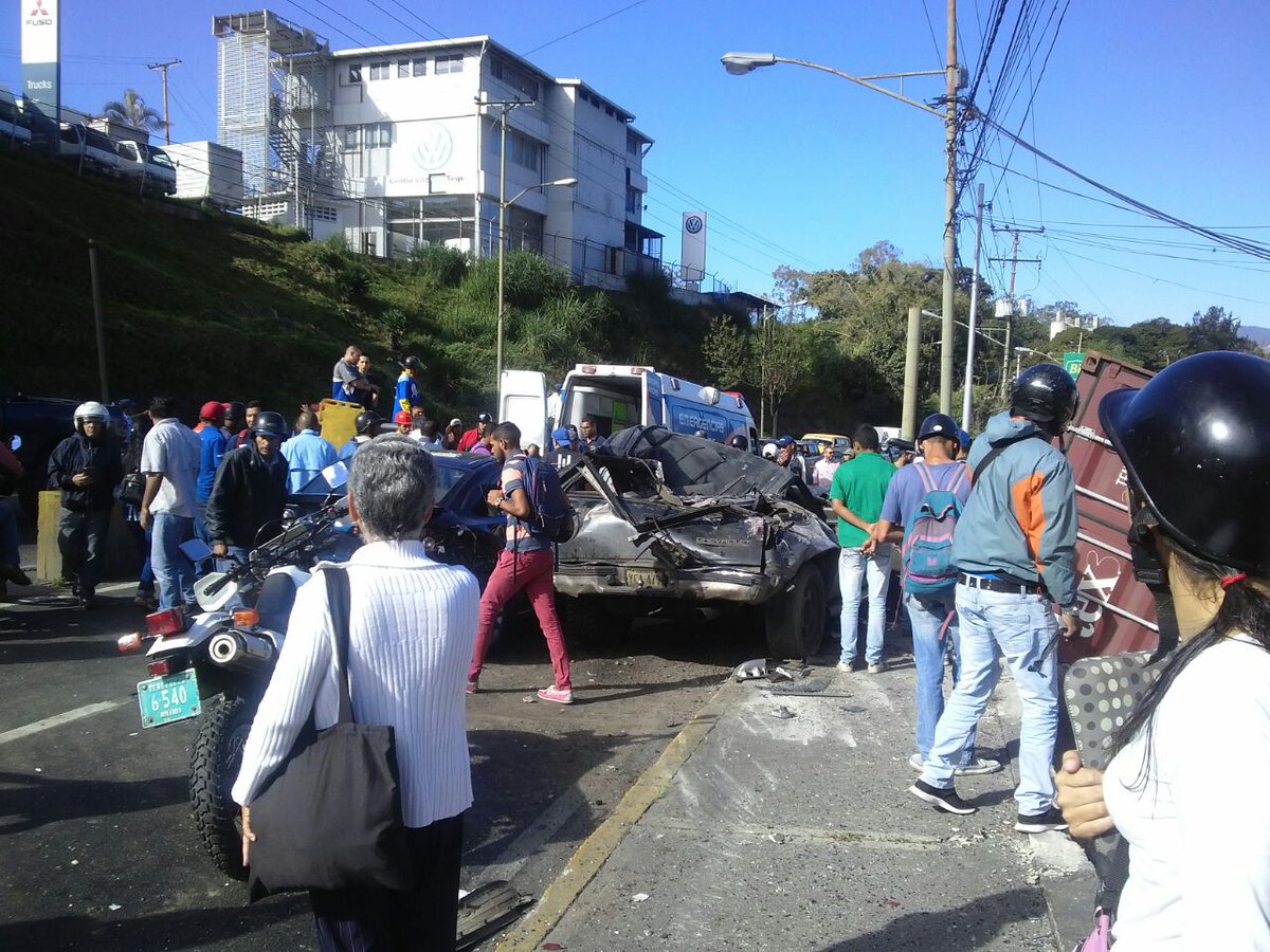 Un muerto y ocho heridos por choque múltiple en bajada de El Tambor