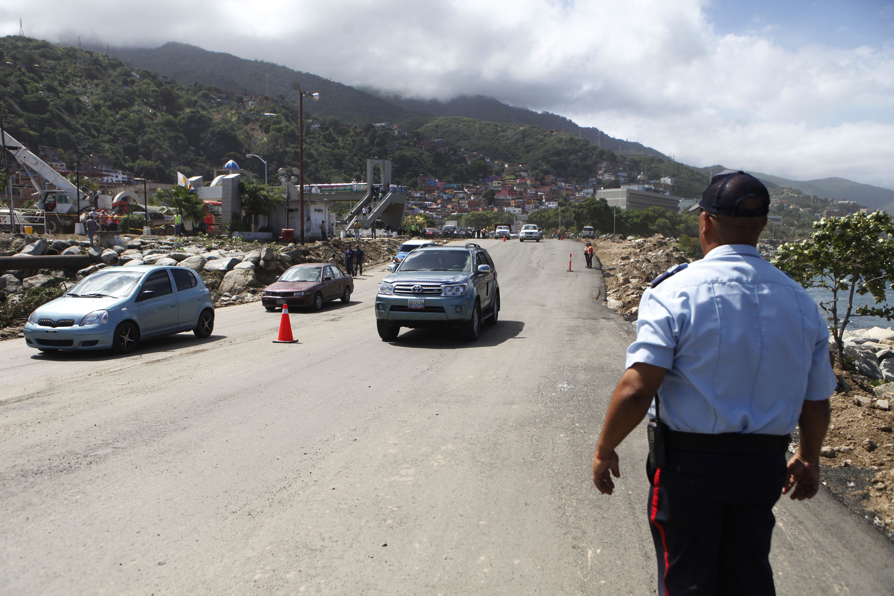 Trocha sobre río Guanape en Vargas colapsó por lluvias de este lunes