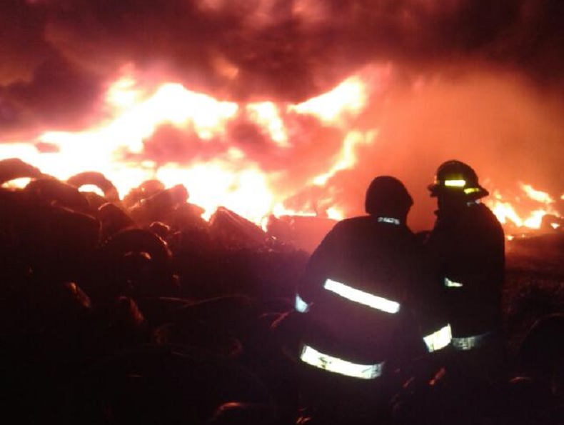 Incendio acaba con fábrica de hilos en Baruta