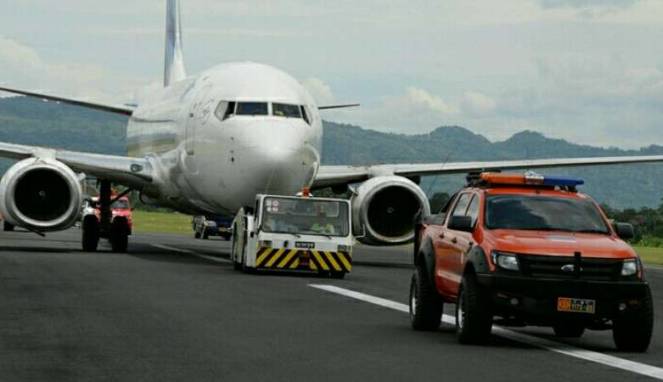 Un avión se sale de la pista en aeropuerto de Indonesia