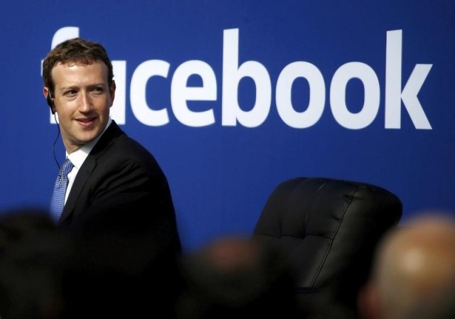 La red social Facebook lanzó el lunes una iniciativa para hacer frente a las noticias falsas en Francia, donde los medios están bajo los focos ante la cercanía de las elecciones presidenciales.   En esta imagen de archivo, el consejero delegado de Facebook, Mark Zuckerberg, durante un acto en la sede de la compañía en Menlo Park, California, EEUU, el 27 de septiembre de 2015. REUTERS/Stephen Lam/File Photo