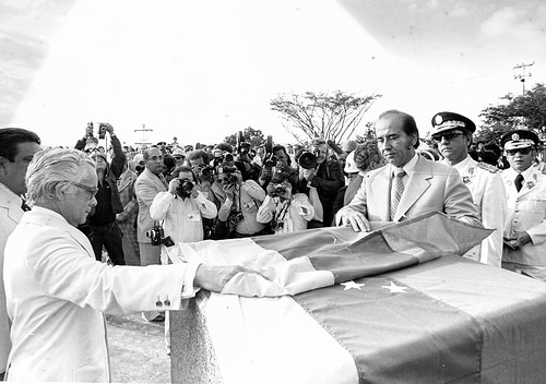 En agosto de 1975 el presidente Pérez decreta la nacionalización de la industria y el 1 de enero de 1976 la celebra con un acto en el pozo Zumaque I. UN/archivo