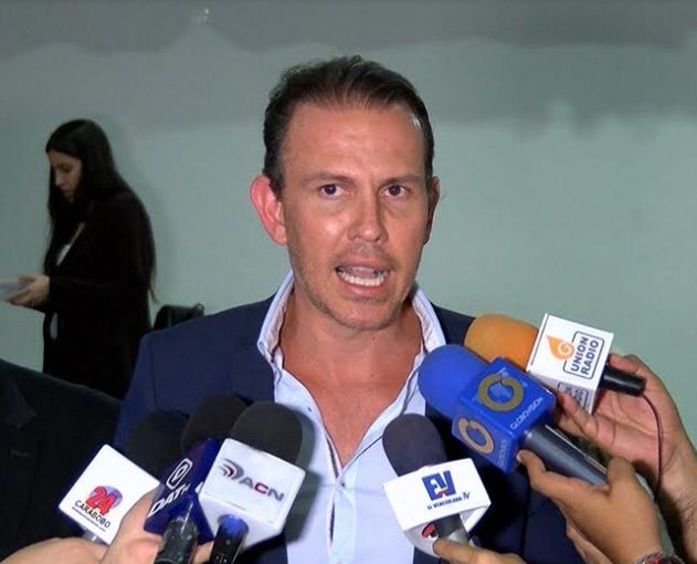 Lozano: Nicolás Maduro quiere sepultar a Chávez