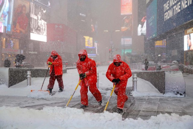 Workers shovel snow in Times Square as heavy snow falls in Manhattan, New York, U.S., February 9, 2017. REUTERS/Andrew Kelly