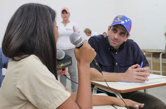 Capriles invitó a jóvenes a ser críticos y generar preguntas