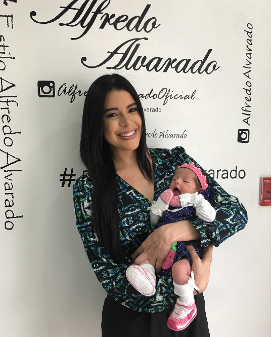 La foto de Kerly Ruiz dándole pecho a su hija, que nos enamoró a todos