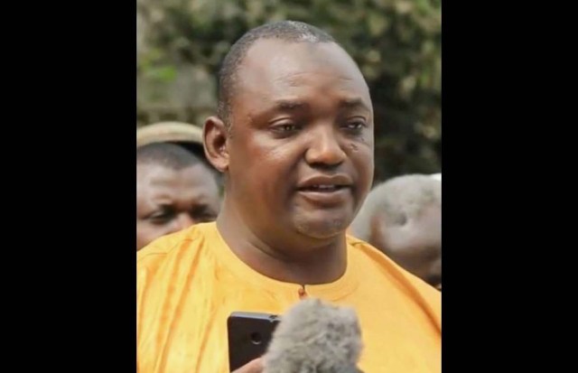 Presidente de Gambia, Adama Barrow: guardia de seguridad El nuevo presidente de Gambia, Adama Barrow, trabajó como guardia de seguridad de una tienda en Reino Unido: Argos. Tiempo después se ganó los votos prometiendo un nuevo comienzo para uno de los países más pobres de África.