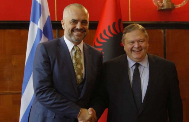 Primer ministro de Albania, Edi Rama: pintor Mientras que el primer ministro de Albania estaba ocupado pintando, Rama también estudiaba en la escuela de Finas Artes de París, después hizo su entrada en la política al convertirse en ministro de cultura a su regreso a Albania.