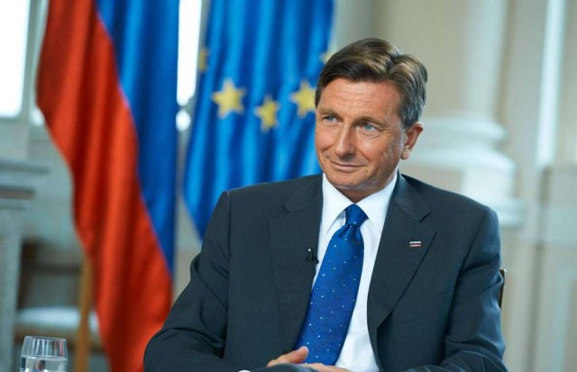 Presidente de Eslovenia, Borut Pahor: modelo Con el objetivo de pagar las cuentas que lo llevarían a la universidad, el presidente de Eslovenia trabajó como modelo. Claramente no ha logrado escapar de su pasado, ya que hay fuentes que confirman que sus rivales comunistas lo apodan "Barbie doll" (la muñeca de Barbie).