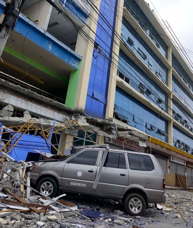 FRM15. Surigao City (Philippines), 10/02/2017.- A view of a damaged building in the earthquake-hit city of Surigao, Surigao del Norte province, Philippines, 11 February 2017. According to reports, at least 15 people were killed and about 90 others were injured following a 6.7 magnitude earthquake striking late 10 February in Surigao Del Norte province. The quake reportedly damaged several houses and infrastructures, including an airport runway and a bridge, and it knocked out power, media added quoting officials. (Terremoto/sismo, Filipinas) EFE/EPA/CERILO EBRANO