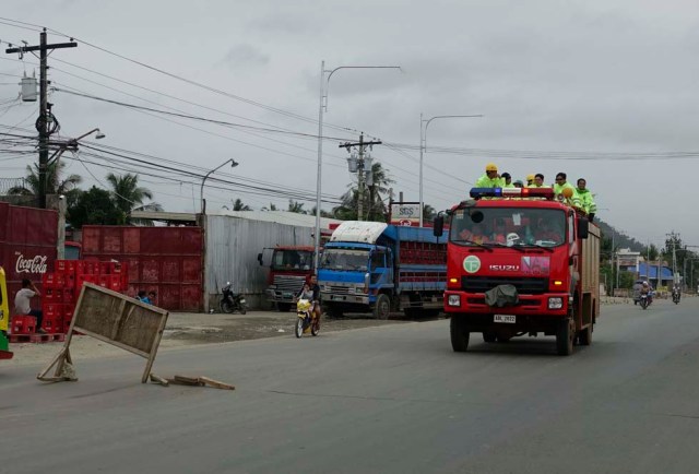 FRM20. Surigao City (Philippines), 10/02/2017.- Filipino government workers on a truck on a road in the earthquake-hit city of Surigao, Surigao del Norte province, Philippines, 11 February 2017. At least 15 were killed, scores were injured, airport runway, houses, a bridge, and other infrastractures were damaged after a 6.7 magnitude earthquake hit Surigao Del Norte province, according to Governor Sol Matugas. The province was still in chaos and still in the state of shock after the strong quake, Matugas added. (Terremoto/sismo, Filipinas) EFE/EPA/CERILO EBRANO