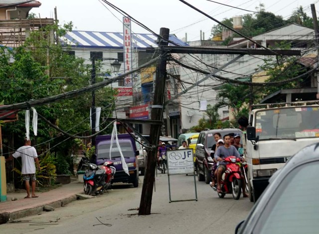 FRM027. Surigao City (Philippines), 10/02/2017.- Filipino motorists traverse next to a toppled down electric post in the earthquake-hit city of Surigao, Surigao del Norte province, Philippines, 11 February 2017. At least 15 were killed, scores were injured, airport runway, houses, a bridge, and other infrastractures were damaged after a 6.7 magnitude earthquake hit Surigao Del Norte province, according to Governor Sol Matugas. The province was still in chaos and still in the state of shock after the strong quake, Matugas added. (Terremoto/sismo, Filipinas) EFE/EPA/CERILO EBRANO