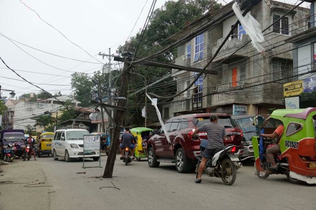 FRM027. Surigao City (Philippines), 10/02/2017.- Filipino motorists traverse next to a toppled down electric post in the earthquake-hit city of Surigao, Surigao del Norte province, Philippines, 11 February 2017. At least 15 were killed, scores were injured, airport runway, houses, a bridge, and other infrastractures were damaged after a 6.7 magnitude earthquake hit Surigao Del Norte province, according to Governor Sol Matugas. The province was still in chaos and still in the state of shock after the strong quake, Matugas added. (Terremoto/sismo, Filipinas) EFE/EPA/CERILO EBRANO