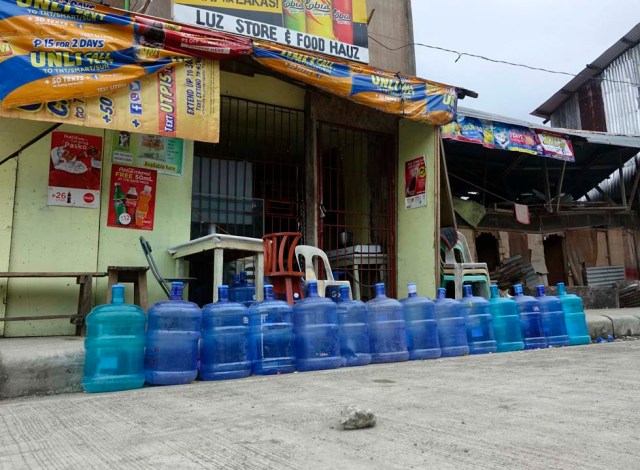 FRM23. Surigao City (Philippines), 10/02/2017.- A view of empty water containers next to a water filling station in the earthquake-hit city of Surigao, Surigao del Norte province, Philippines, 11 February 2017. At least 15 were killed, scores were injured, airport runway, houses, a bridge, and other infrastractures were damaged after a 6.7 magnitude earthquake hit Surigao Del Norte province, according to Governor Sol Matugas. The province was still in chaos and still in the state of shock after the strong quake, Matugas added. (Terremoto/sismo, Filipinas) EFE/EPA/CERILO EBRANO