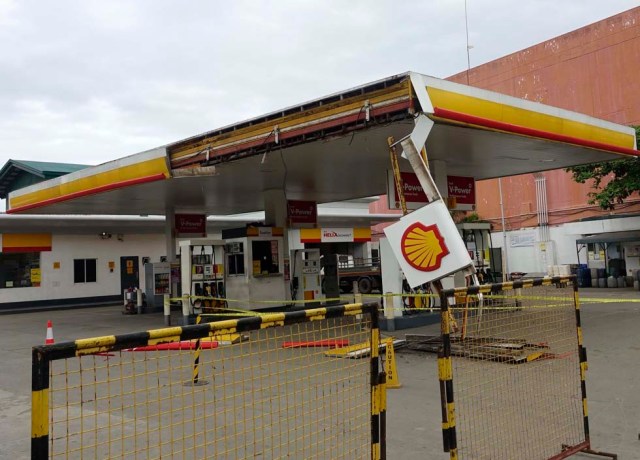 FRM23. Surigao City (Philippines), 10/02/2017.- A view of a damaged gasoline station in the earthquake-hit city of Surigao, Surigao del Norte province, Philippines, 11 February 2017. At least 15 were killed, scores were injured, airport runway, houses, a bridge, and other infrastractures were damaged after a 6.7 magnitude earthquake hit Surigao Del Norte province, according to Governor Sol Matugas. The province was still in chaos and still in the state of shock after the strong quake, Matugas added. (Terremoto/sismo, Filipinas) EFE/EPA/CERILO EBRANO