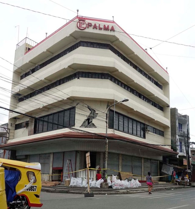 FRM23. Surigao City (Philippines), 10/02/2017.- A view of a damaged building in the earthquake-hit city of Surigao, Surigao del Norte province, Philippines, 11 February 2017. At least 15 were killed, scores were injured, airport runway, houses, a bridge, and other infrastractures were damaged after a 6.7 magnitude earthquake hit Surigao Del Norte province, according to Governor Sol Matugas. The province was still in chaos and still in the state of shock after the strong quake, Matugas added. (Terremoto/sismo, Filipinas) EFE/EPA/CERILO EBRANO