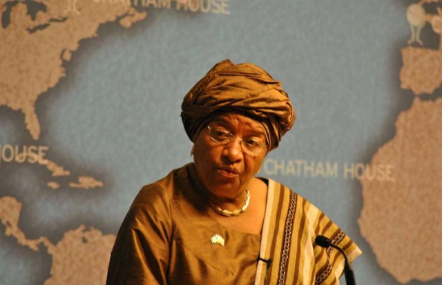 Presidente de Libia, Ellen Sirleaf Johnson: vendedora de farmacia A la edad de 17, la actual presidente de Libia comenzó su carrera profesional como vendedora de farmacia para ayudar a pagar las cuentas, al mismo tiempo tomaba clases para graduarse en una escuela local de negocios en Wisconsin.