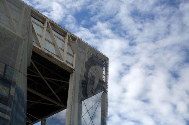 El estado de las instalaciones olímpicas de Rio, seis meses después Algunas de las imágenes que decoraban las paredes de los Carioca Arena se han ido cayendo poco a poco.