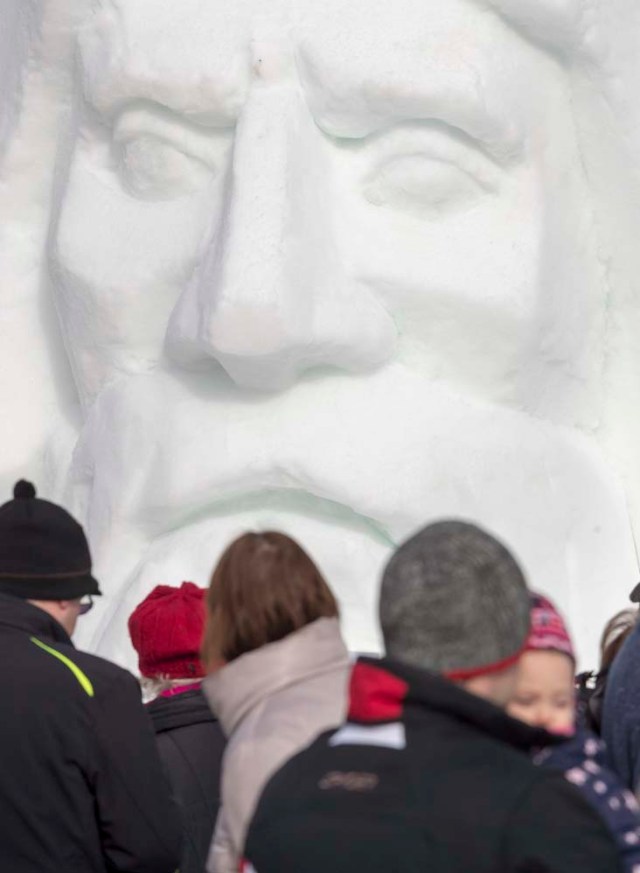 BNA06. Bernau In The Black Forest (Germany), 12/02/2017.- Visitors stand in front of the snow sculpture 'Wode' during the Black Forest Snow sculptures festival in Bernau in the Black Forest, Germany, 12 February 2017. Artists from different country of Europe do their work of art with ice from 09 to 12 February at the Black Forest Snow sculptures festival. (Alemania) EFE/EPA/RONALD WITTEK