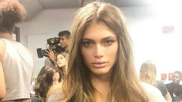 Una modelo transexual brasileña hace historia en la portada de Vogue París