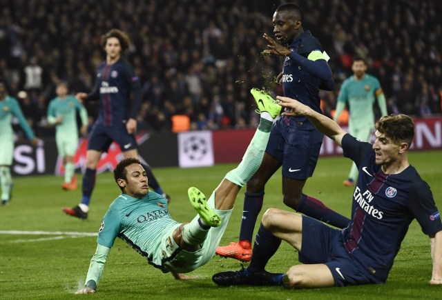 Barcelona's Brazilian forward Neymar (L) is tackled by Paris Saint-Germain's Belgian defender Thomas Meunier (R) during the UEFA Champions League round of 16 first leg football match between Paris Saint-Germain and FC Barcelona on February 14, 2017 at the Parc des Princes stadium in Paris. / AFP PHOTO / CHRISTOPHE SIMON