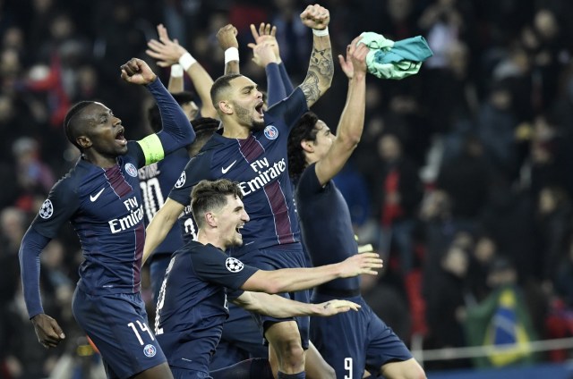 (From L) Paris Saint-Germain's French midfielder Blaise Matuidi, Paris Saint-Germain's Belgian defender Thomas Meunier, Paris Saint-Germain's French defender Layvin Kurzawa and Paris Saint-Germain's Uruguayan forward Edinson Cavani celebrate after Paris Saint-Germain's players won the UEFA Champions League round of 16 first leg football match between Paris Saint-Germain and FC Barcelona on February 14, 2017 at the Parc des Princes stadium in Paris. / AFP PHOTO / PHILIPPE LOPEZ