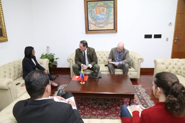 Delcy Rodríguez y el encargado de negocios de la embajada de Estados Unidos en Caracas, Lee McClenny (Foto Cancillería)  